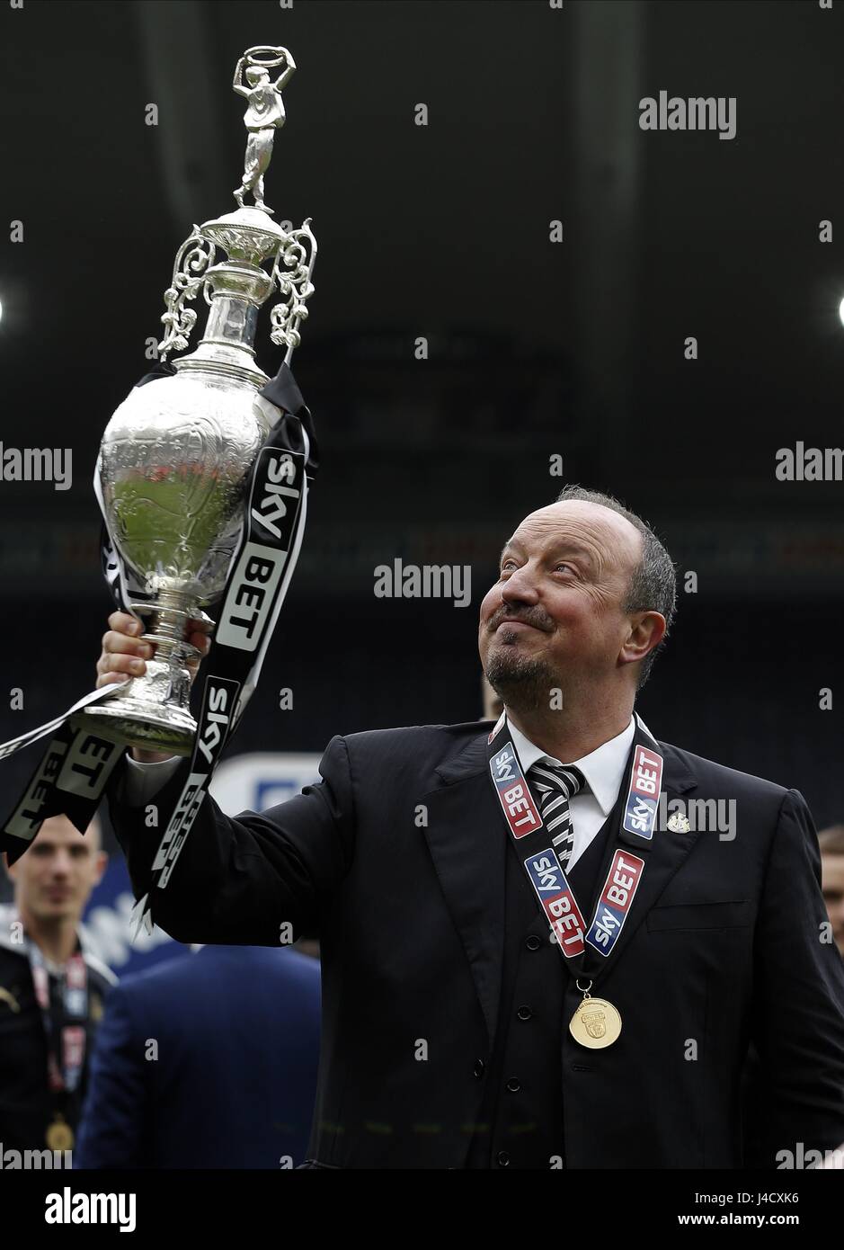 RAFAEL BENITEZ AVEC SKY BET CH NEWCASTLE UNITED FC V BARNSLEY ST JAMES PARK NEWCASTLE ANGLETERRE 07 Mai 2017 Banque D'Images