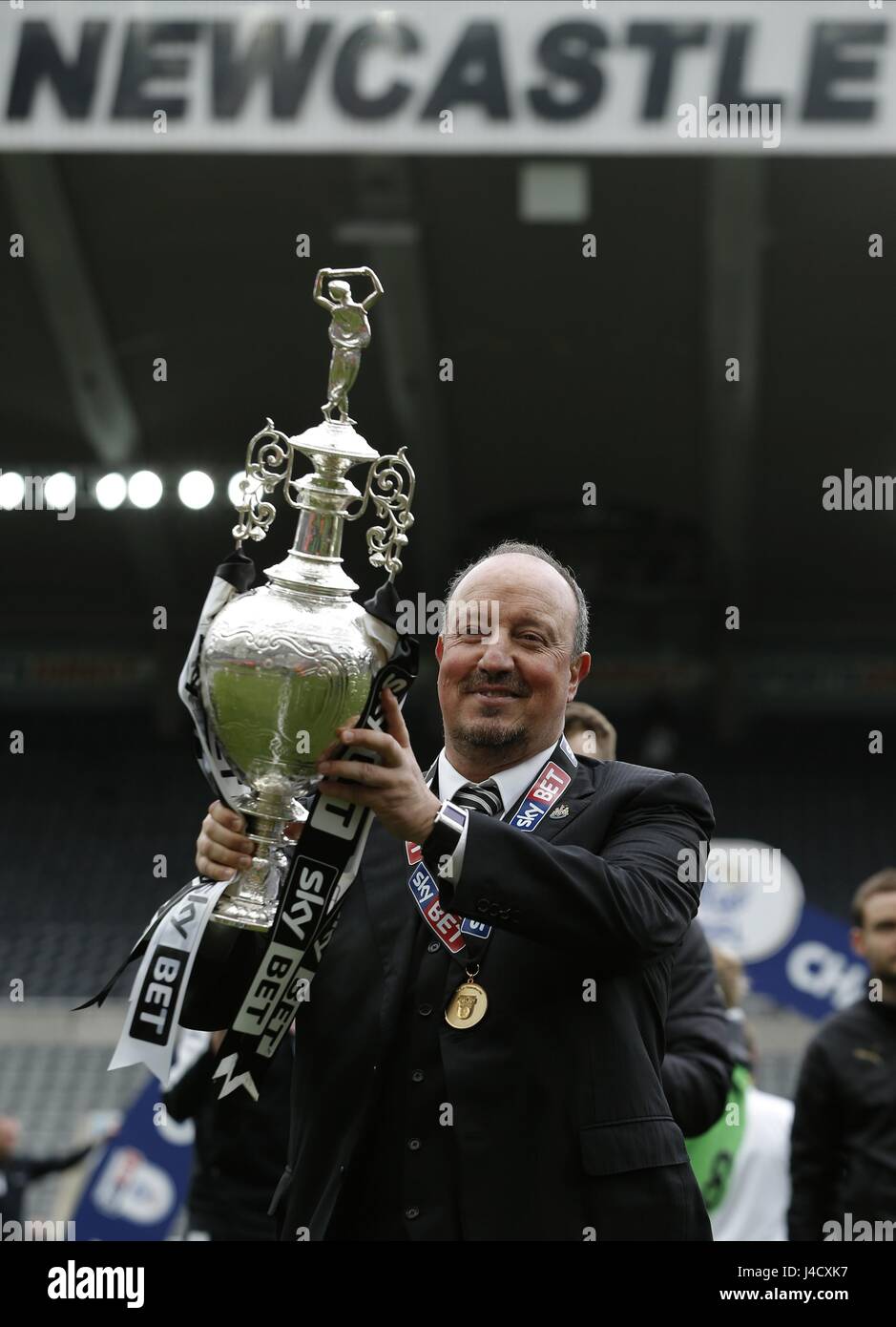 RAFAEL BENITEZ AVEC SKY BET CH NEWCASTLE UNITED FC V BARNSLEY ST JAMES PARK NEWCASTLE ANGLETERRE 07 Mai 2017 Banque D'Images