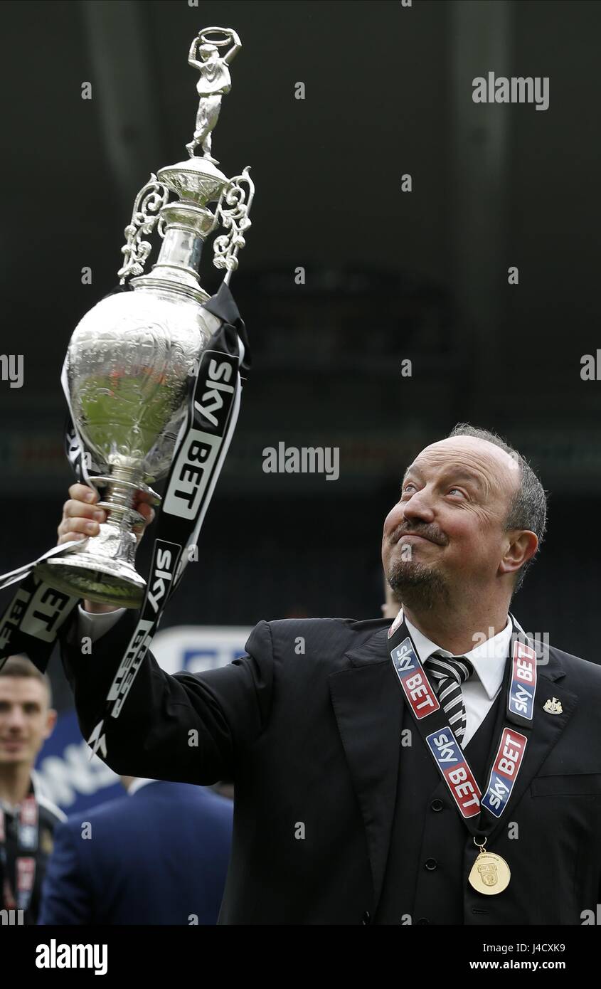RAFAEL BENITEZ AVEC SKY BET CH NEWCASTLE UNITED FC V BARNSLEY ST JAMES PARK NEWCASTLE ANGLETERRE 07 Mai 2017 Banque D'Images