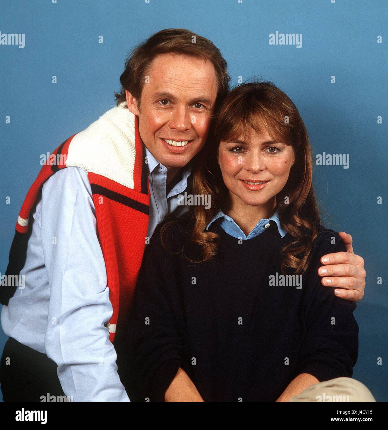 Chanteur et producteur de télévision allemande Peter Kraus et actrice Cornelia Froboess le 31 décembre 1981. Il a fêté son 65e anniversaire le 18 mars 1983. Il avait sa percée avec plusieurs chansons à succès dans les années 1950. Kraus vit avec sa femme (pas en photo), près du lac de Lugano (Suisse). Son fils est un chanteur et sa fille est décédée du cancer en 2001. Dans le monde d'utilisation | Banque D'Images