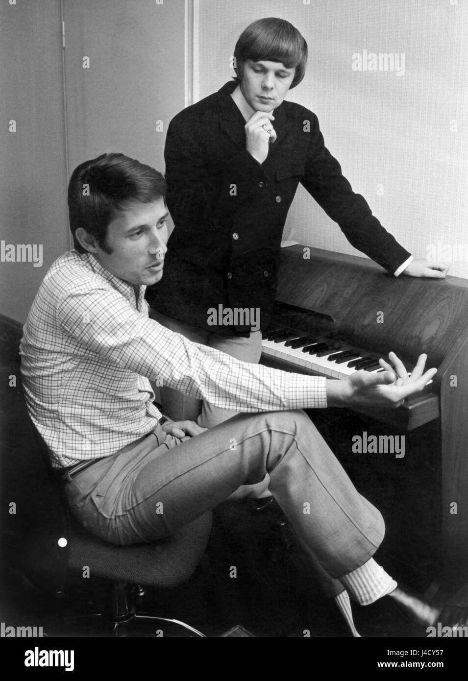 Chanteur et compositeur autrichien Udo Juergens (L) et chanteur anglais  Graham Bonney au piano, pris à Munich (Bavière, Allemagne) en 1966. Dans le  monde d'utilisation | Photo Stock - Alamy