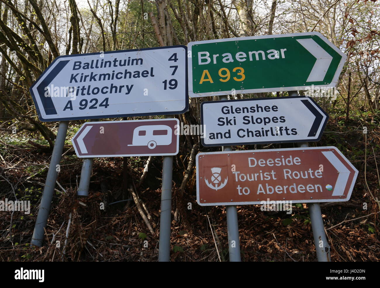 Signe de route sur route touristique deeside à Aberdeen pont de quement ecosse avril 2017 Banque D'Images