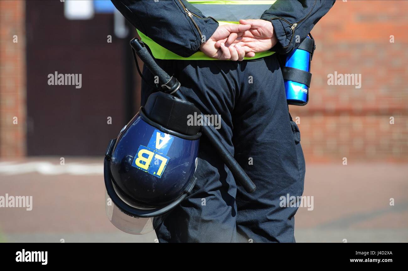 La police anti-émeute casque, matraque, Sunderland FC V Sunderland FC V NEWCASTLE UTD STADIUM OF LIGHT SUNDERLAND ANGLETERRE 05 Avril 2015 Banque D'Images