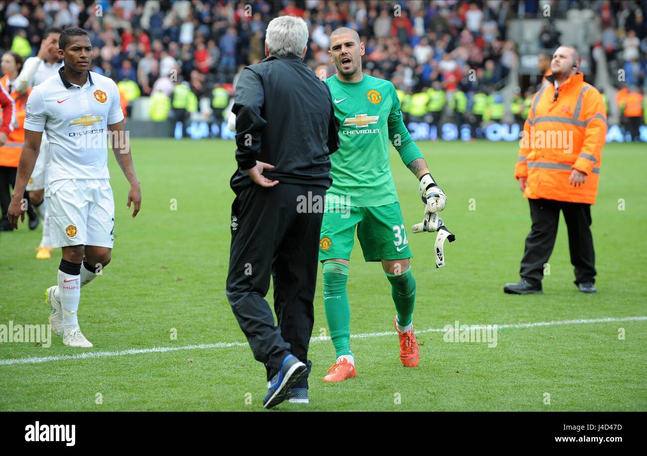 STEVE BRUCE & VICTOR VALDES Hull City FC V MANCHESTER Stade KC UNITÉ HULL ANGLETERRE 24 Mai 2015 Banque D'Images