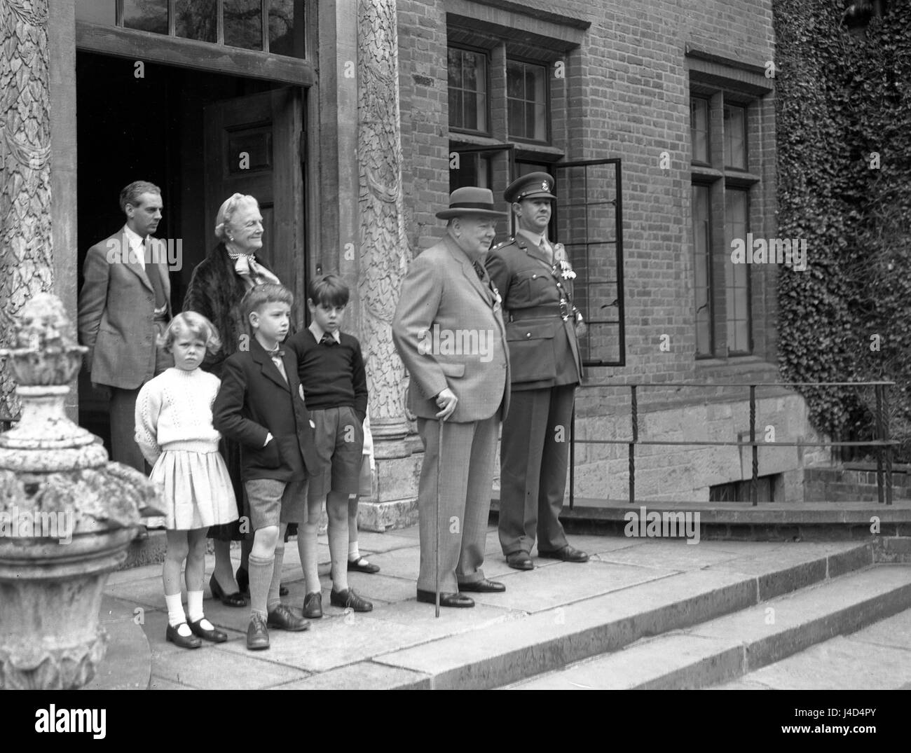 Sir Winston Churchill et Lady watch de l'entrée de leur maison à Chartwell House, Kent, comme le Cinque Ports Bataillon du Royal Sussex Regiment défilé. Sir Winston est colonel honoraire de l'unité de l'armée territoriale. Banque D'Images