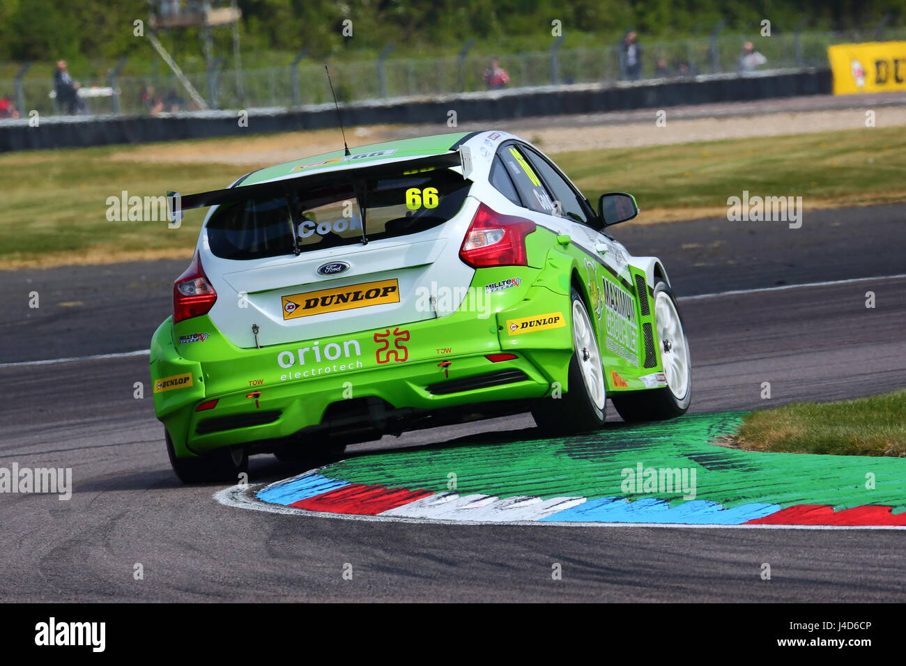 Josh cuisiner dans sa Ford Focus au cours de la libre pratique de la Dunlop msa British Touring Car Championship 2017 à thruxton race course Banque D'Images