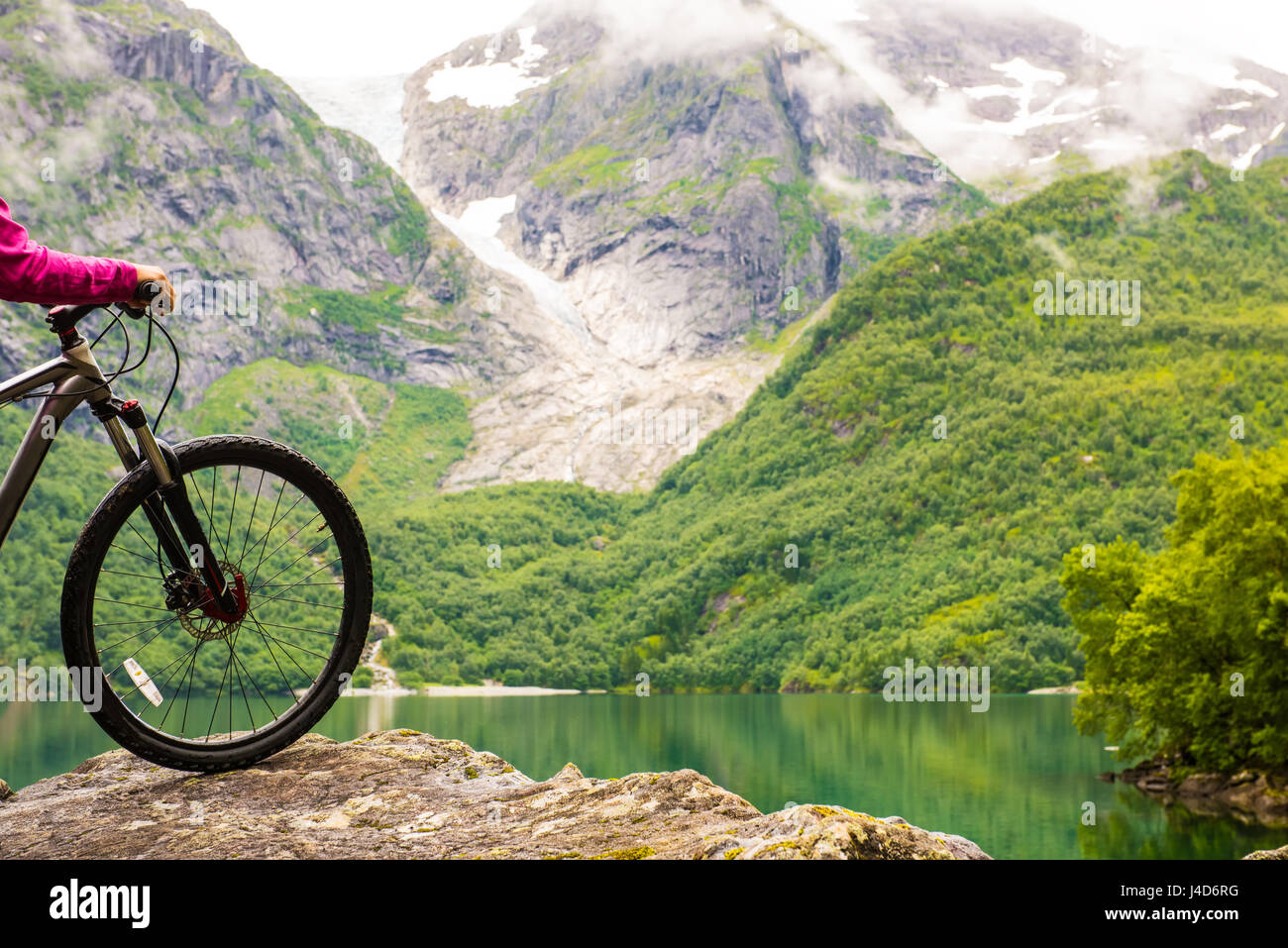 Roue de vélo de montagne et lac de montagne paysage, Norvège Banque D'Images