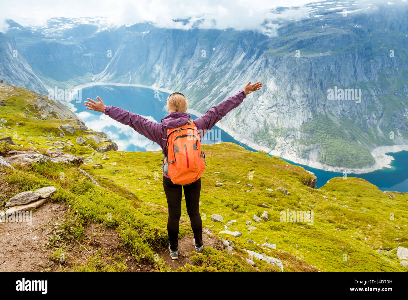 Randonneur sur le sommet de la montagne. Le sport et la vie active concept. Trolltunga Norvège Banque D'Images