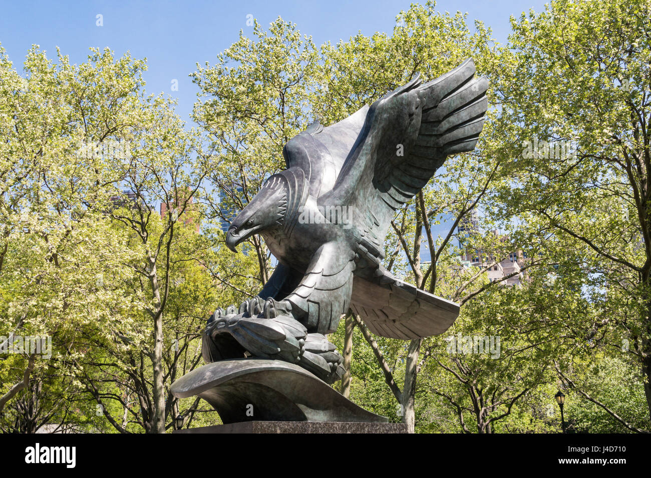 Aigle en bronze et gerbe Statue, East Coast War Memorial, Battery Park, New York City, USA Banque D'Images