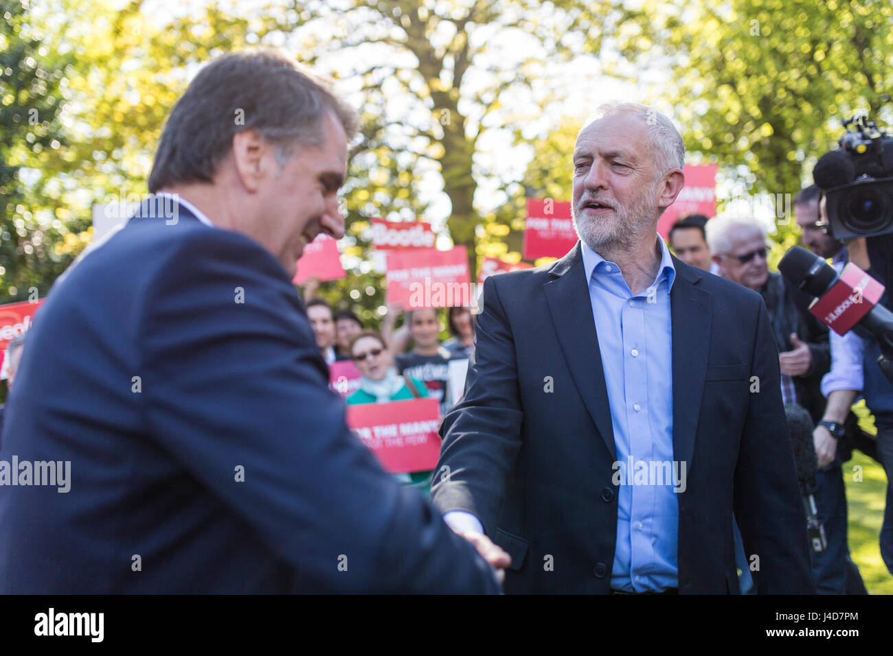 Jeremy Corbyn, chef du parti travailliste, oins Métro nouvellement élu maire de la région de la ville de Liverpool Liverpool Steve Rotheram n Banque D'Images
