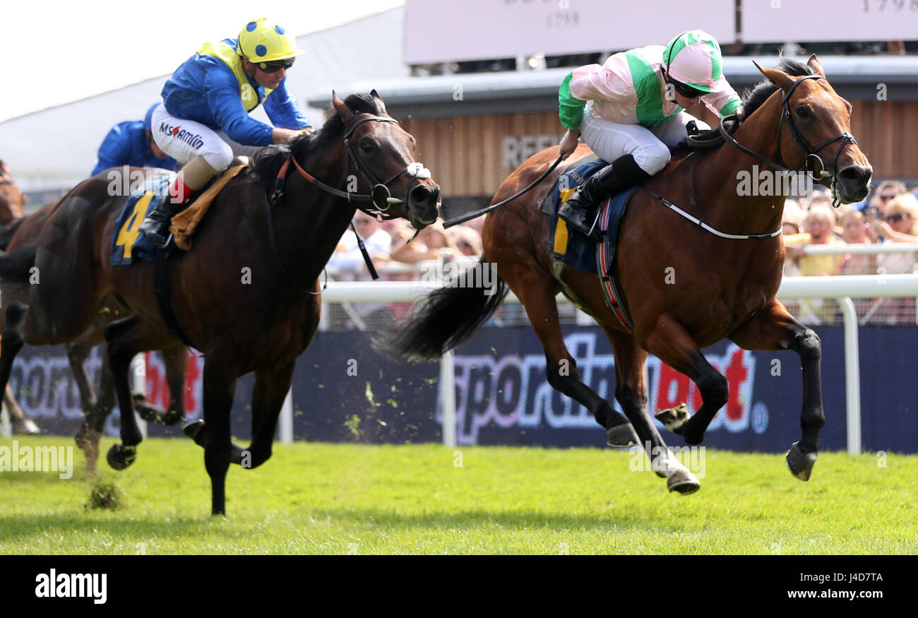 Deauville monté par Ryan Moore gagne le sportingbet.com Huxley Stakes pendant deux jours de la Fête de Mai de Chester. Banque D'Images