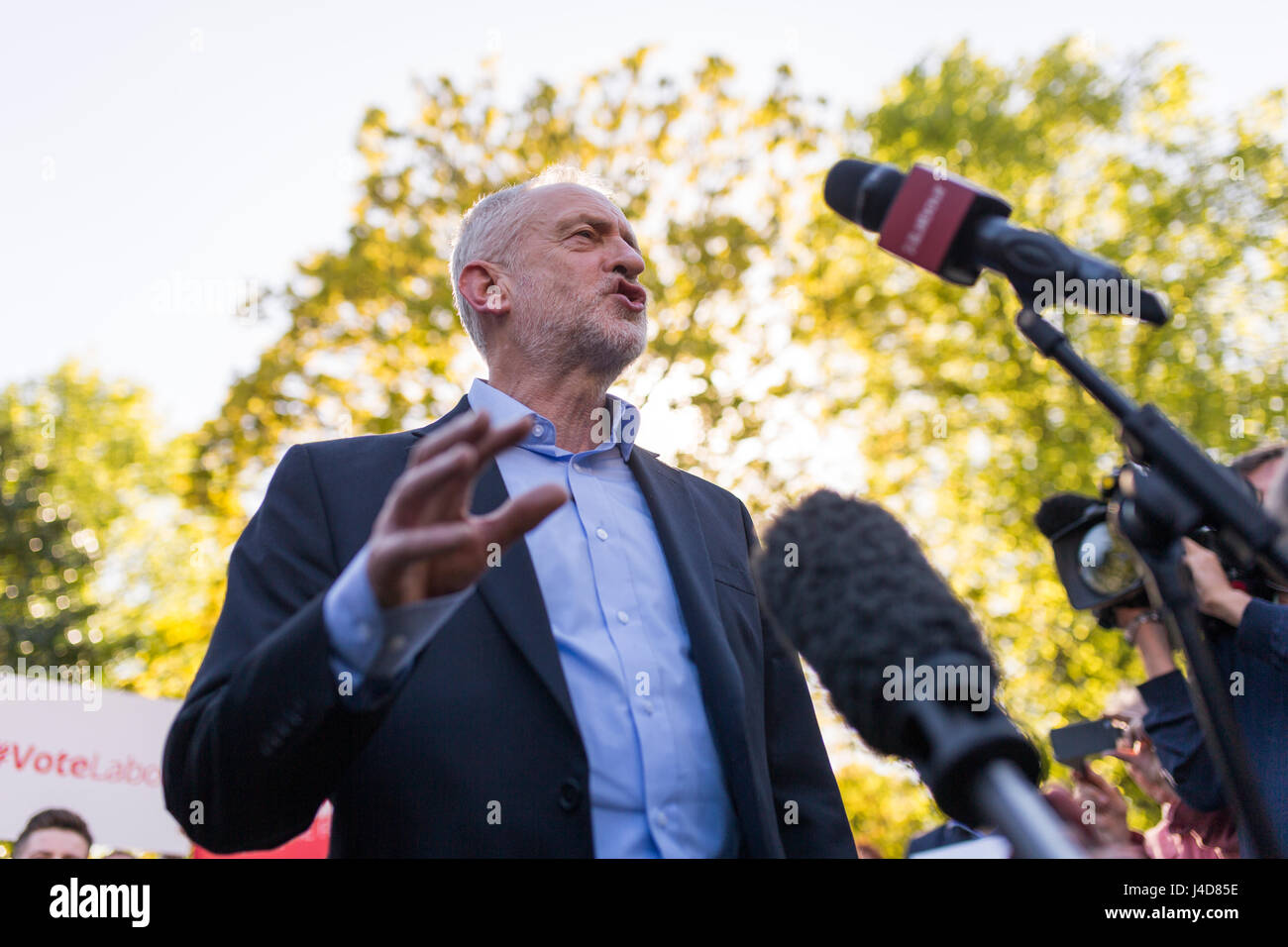 Jeremy Corbyn, chef du parti travailliste, oins Métro nouvellement élu maire de la région de la ville de Liverpool Liverpool Steve Rotheram n Banque D'Images