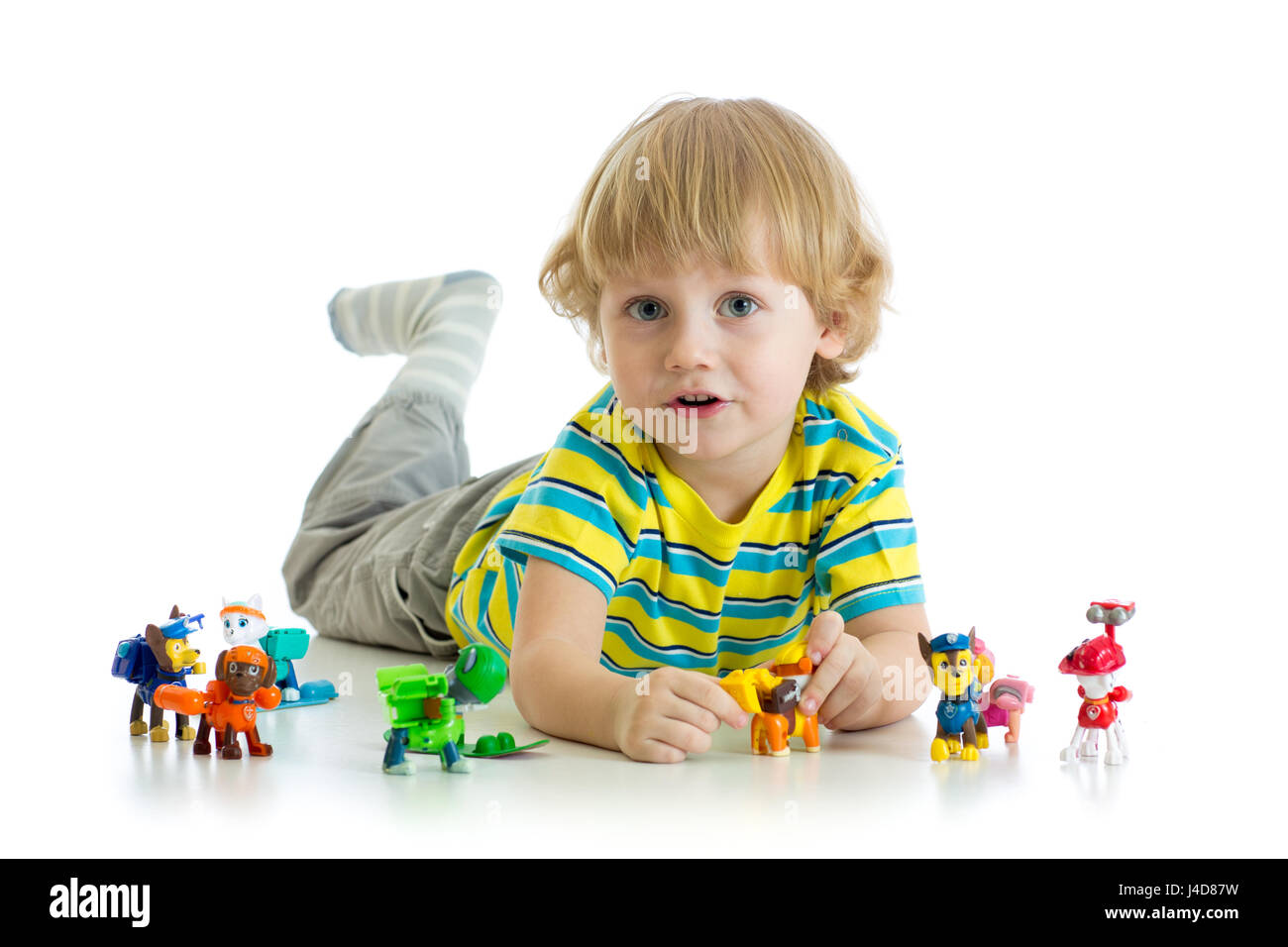 Enfant jouant avec des animaux isolés jouets Banque D'Images