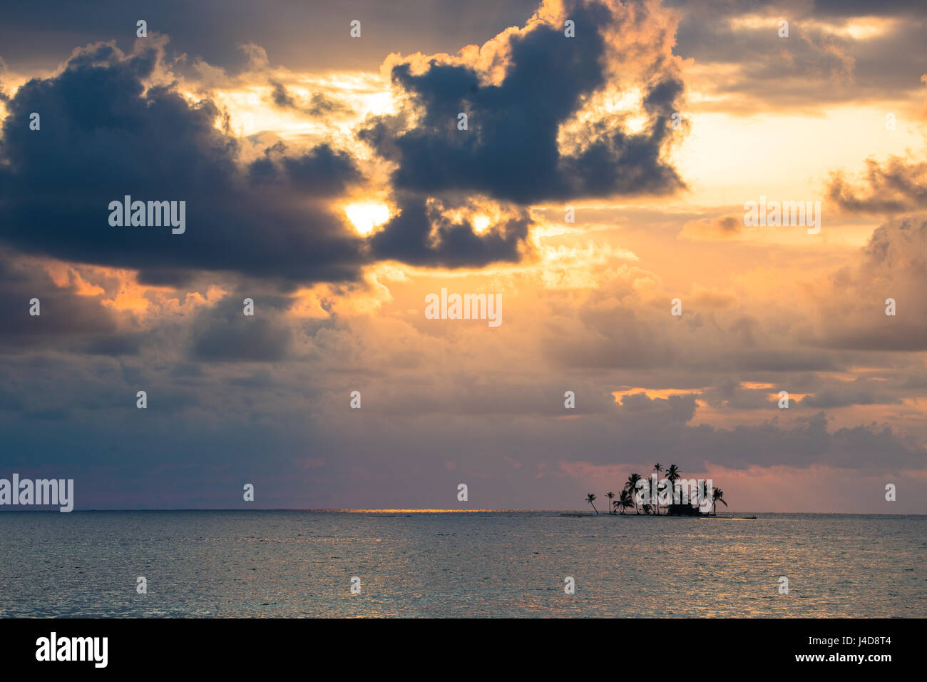 Petite île tropicale pendant le coucher du soleil Banque D'Images