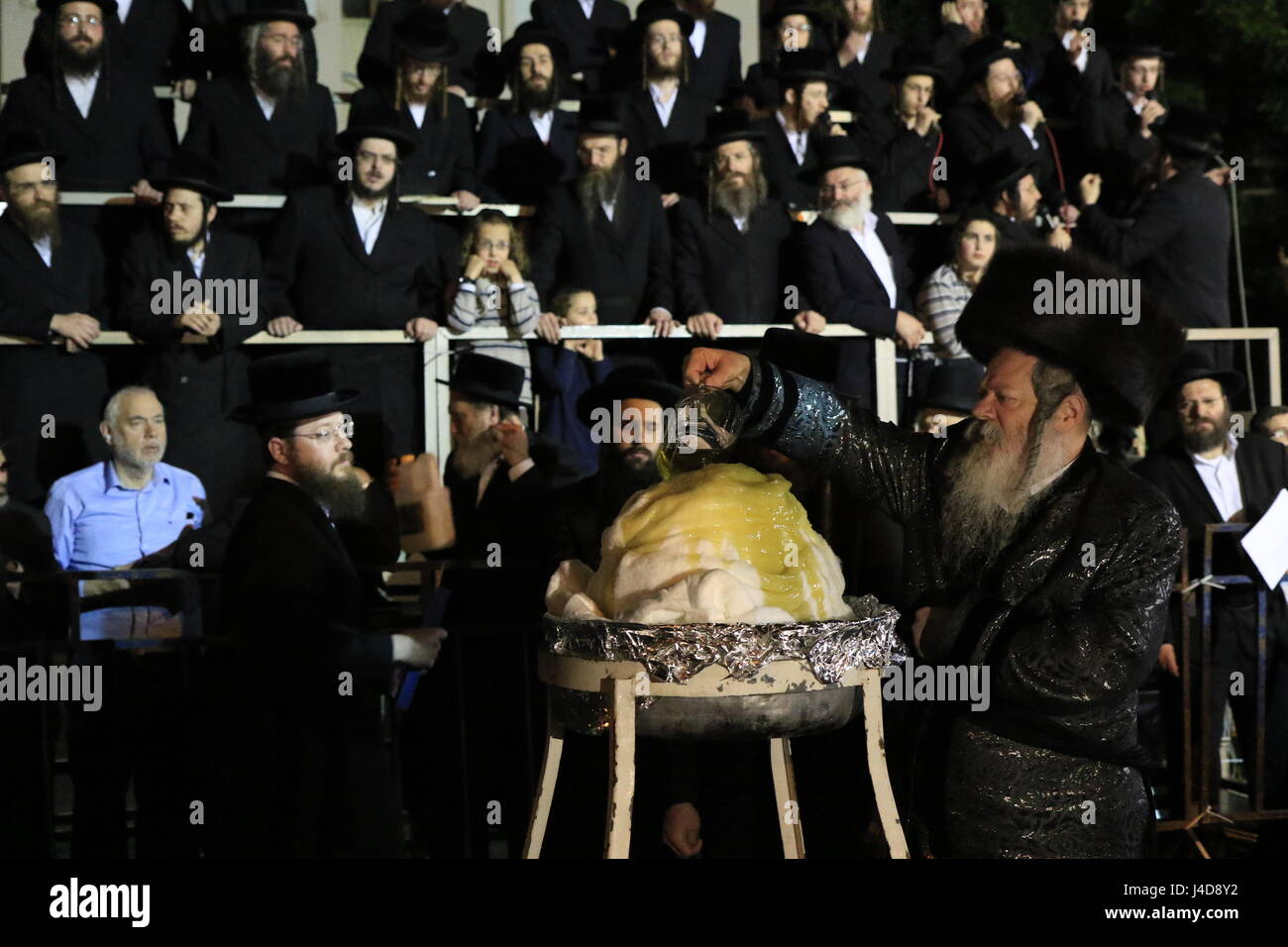 Israël, Lag Baomer célébration à Bnei Brak, l'éclairage de l'incendie par le Rebbe de Premishlan congrégation Banque D'Images