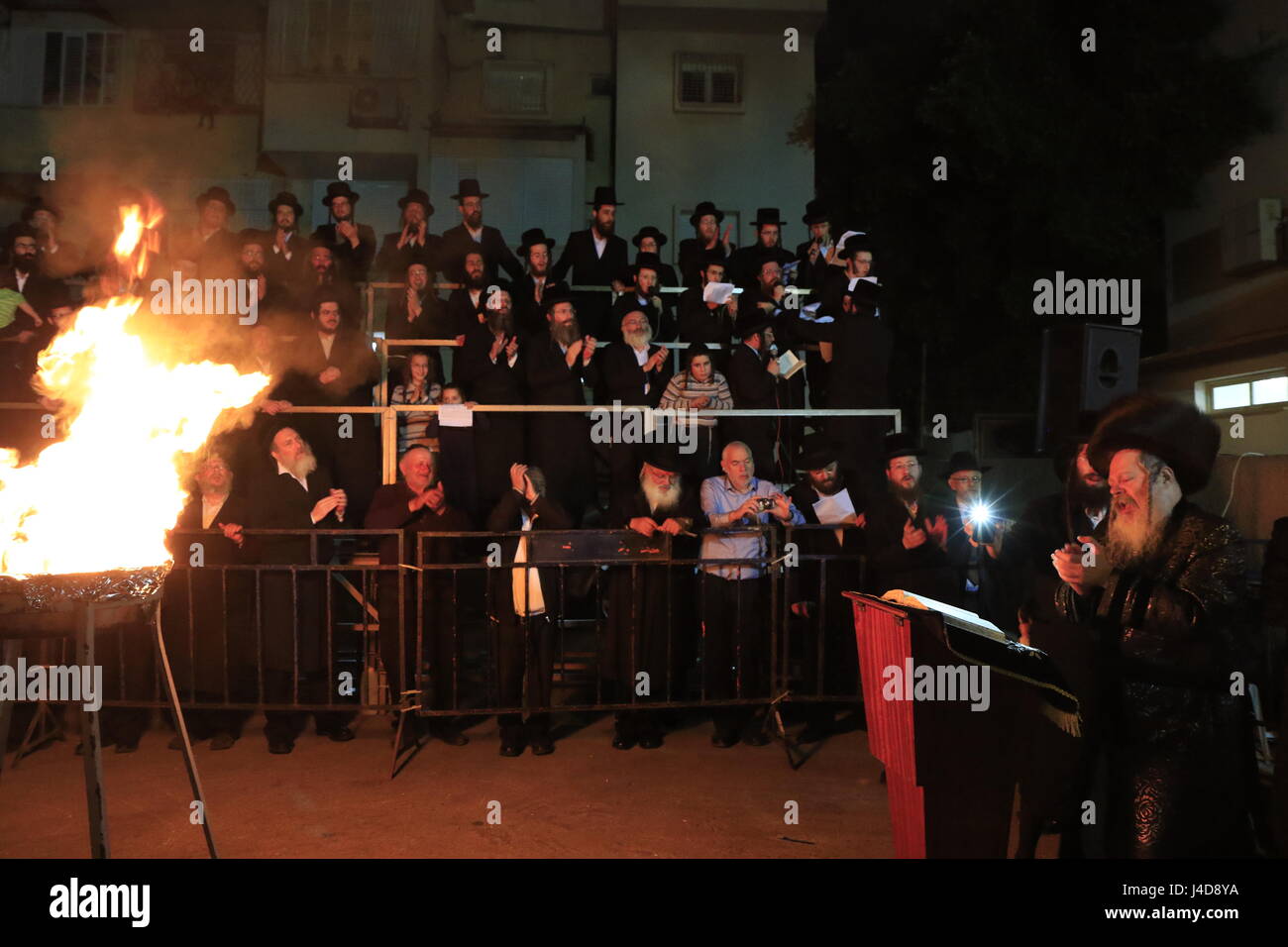 Israël, Lag Baomer célébration à Bnei Brak, le Rebbe de Premishlan congrégation et ses Hassidim par le feu Banque D'Images