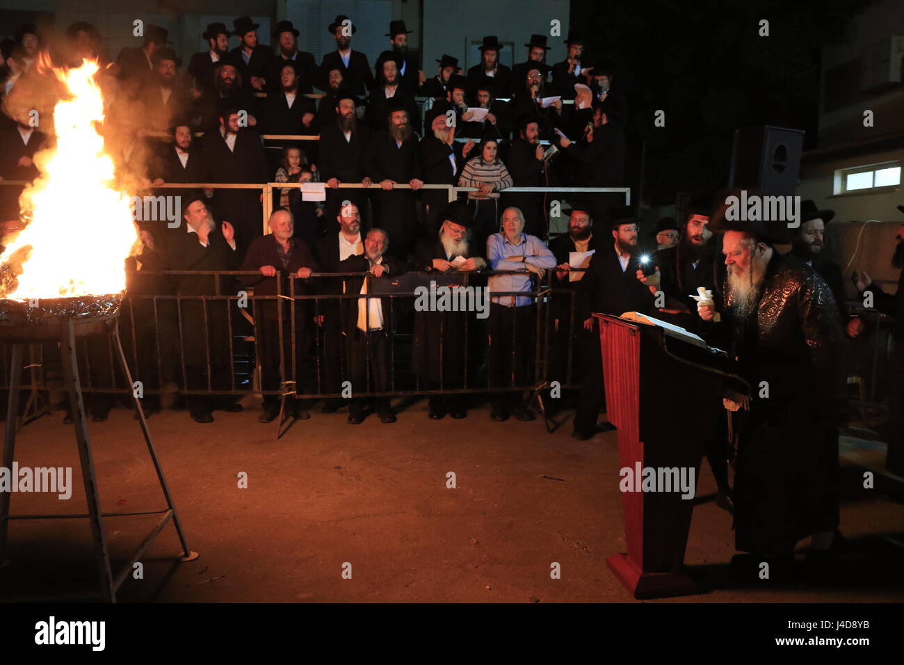 Israël, Lag Baomer célébration à Bnei Brak, le Rebbe de Premishlan congrégation et ses Hassidim par le feu Banque D'Images