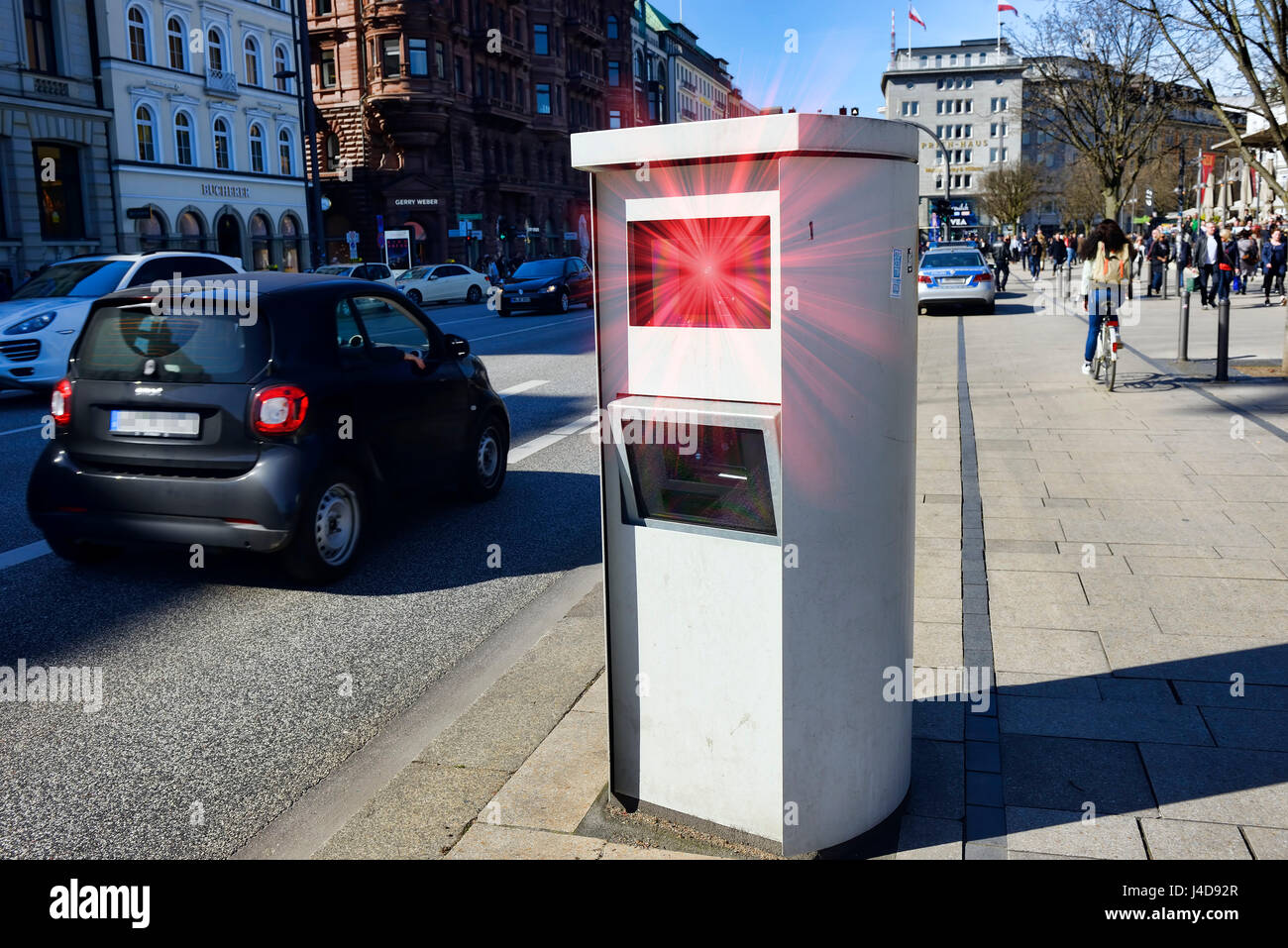 L'arrêt de l'appareil radar dans la rue Jungfernstieg à Hambourg, Allemagne, Europe, Stationaeres Radargeraet Le Medicis à Hamburg, Deutschland, Europa Banque D'Images