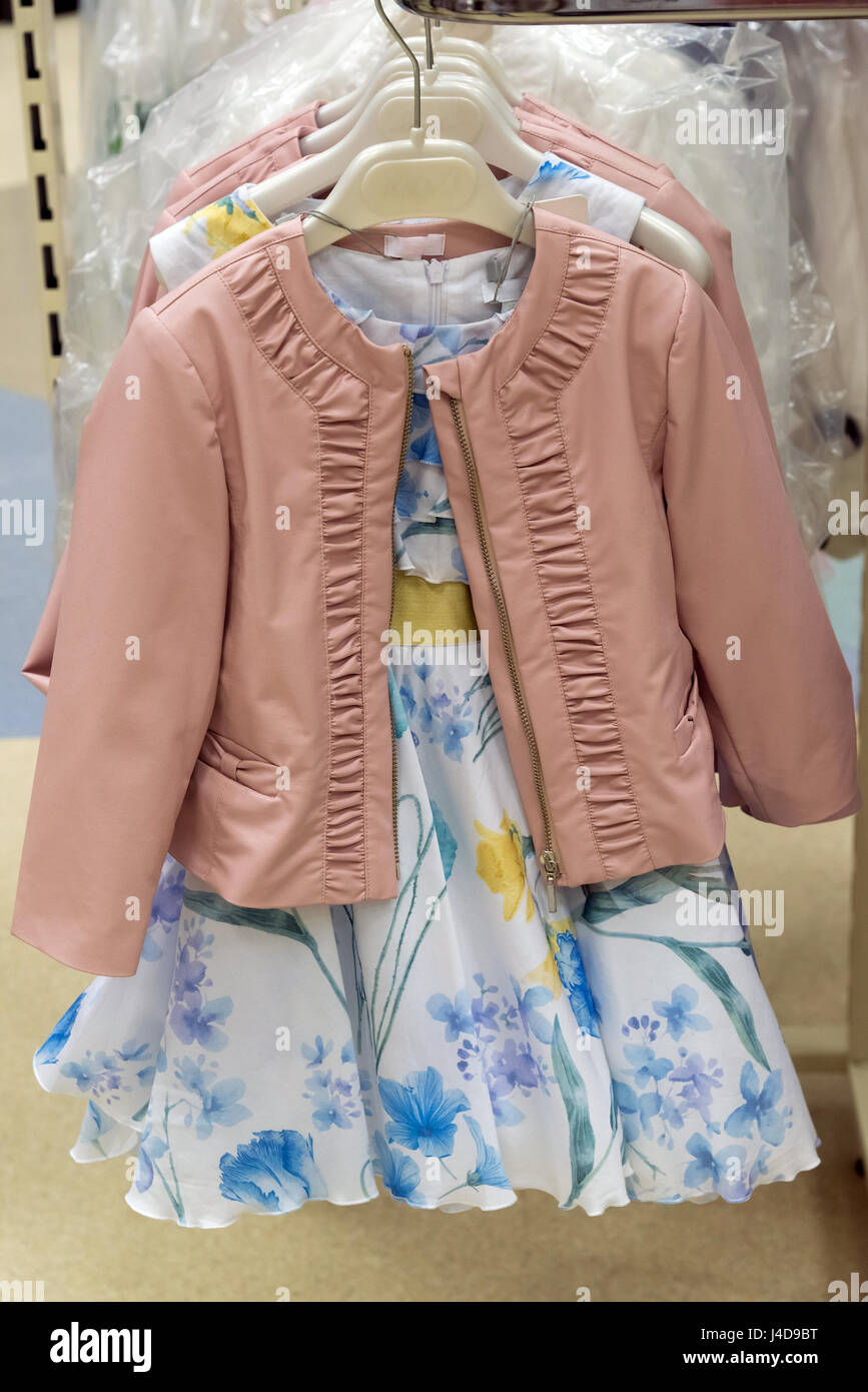 Robe de soirée et veste pour les filles dans la boutique Photo Stock - Alamy