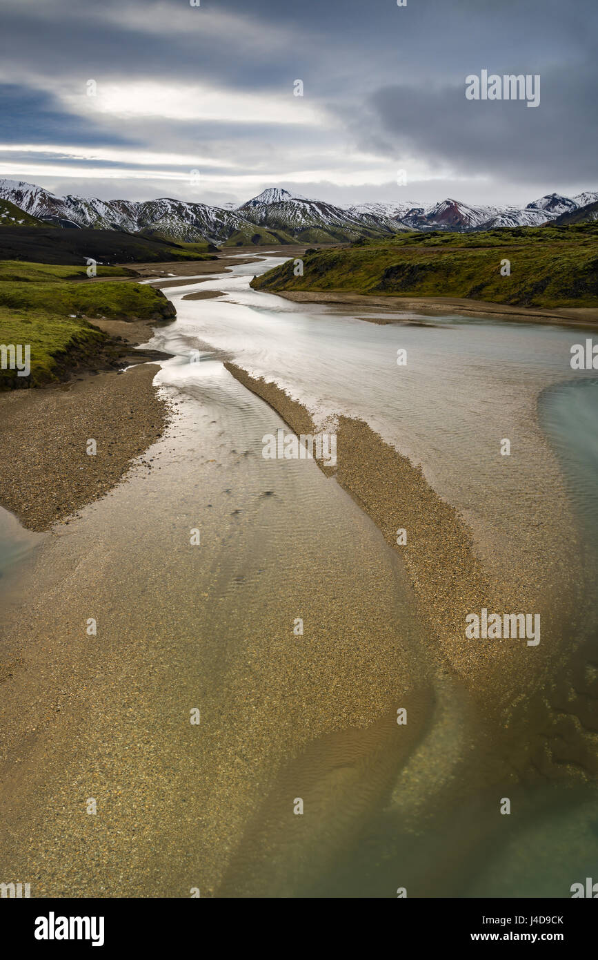 Landmannalaugar hautes terres centrales montagnes avec river en premier plan, l'Islande Banque D'Images