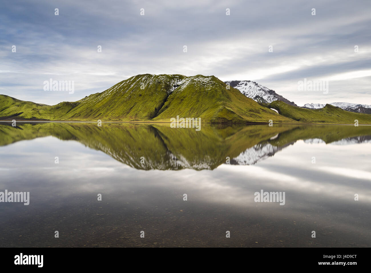 Landmannalaugar hautes terres centrales montagnes avec reflet dans le lac, de l'Islande Banque D'Images