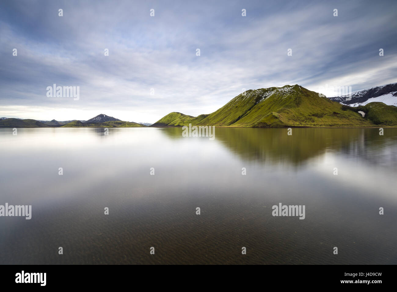 Landmannalaugar hautes terres centrales montagnes avec reflet dans le lac, de l'Islande Banque D'Images