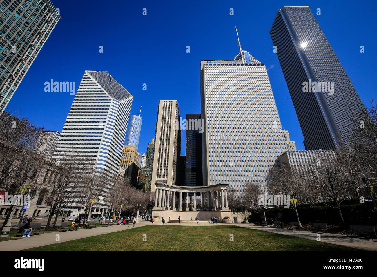 Monument du millénaire dans le Parc du millénaire sur les toits de la ville, Chicago, Illinois, USA, Amérique, Millennium Monument im vor Millennium Park Ville Skylin Banque D'Images