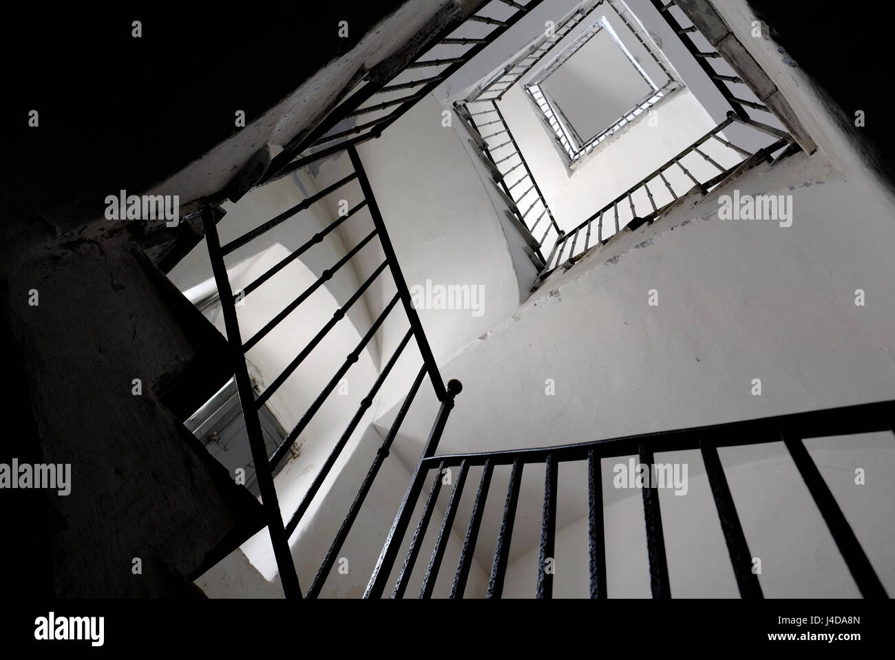 En regardant vers le haut d'escalier ancien Banque D'Images