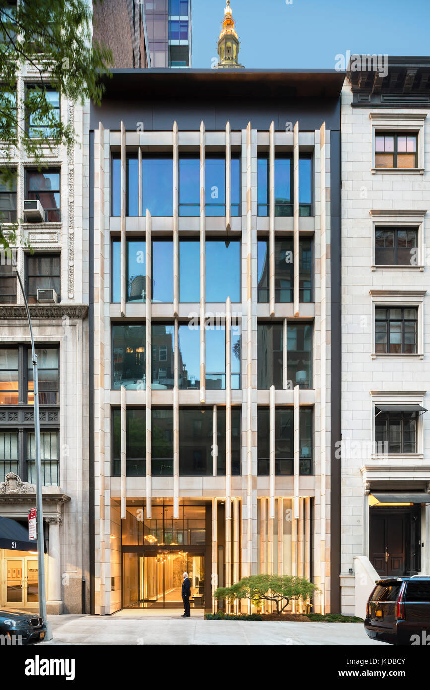 L'altitude au crépuscule. Maison de gardien à un Madison, New York, United States. Architecte : BKSK Architectes, 2014. Banque D'Images