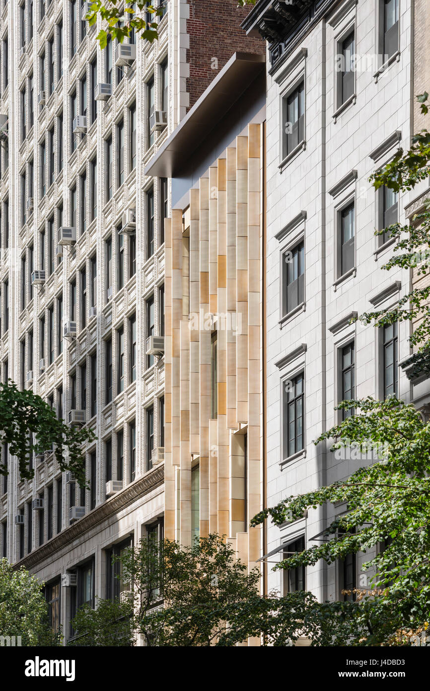 Des étages supérieurs de la porterie dans le contexte des bâtiments voisins. Maison de gardien à un Madison, New York, United States. Architecte : Architecture BKSK Banque D'Images