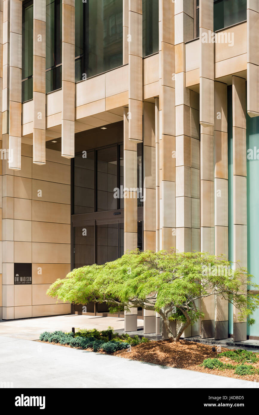 Détail de l'entrée en terre cuite verticale montrant les ailettes. Maison de gardien à un Madison, New York, United States. Architecte : BKSK Architectes, 2014. Banque D'Images