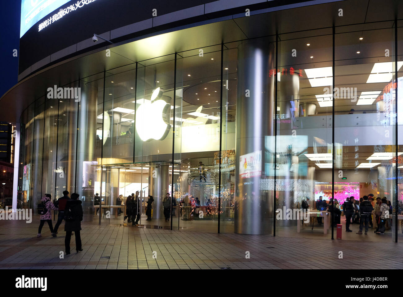 Les gens qui marchent en face d'Apple store sur la rue Wangfujing à Beijing, Chine. Ce magasin est le plus grand magasin Apple Banque D'Images
