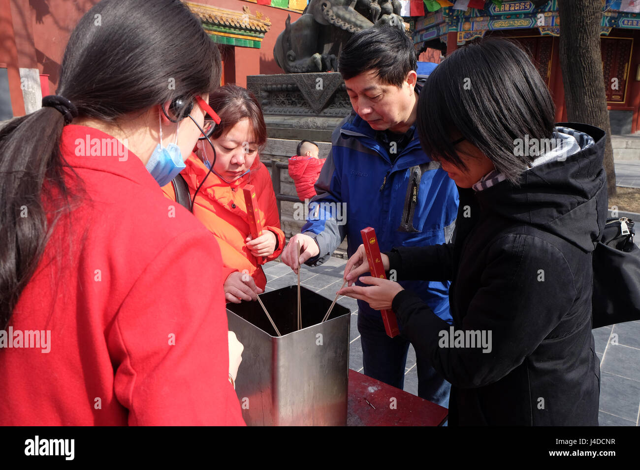 Encens holding fidèles prient à temple Yonghegong Lama à Beijing, Chine, le 25 février 2016. Banque D'Images