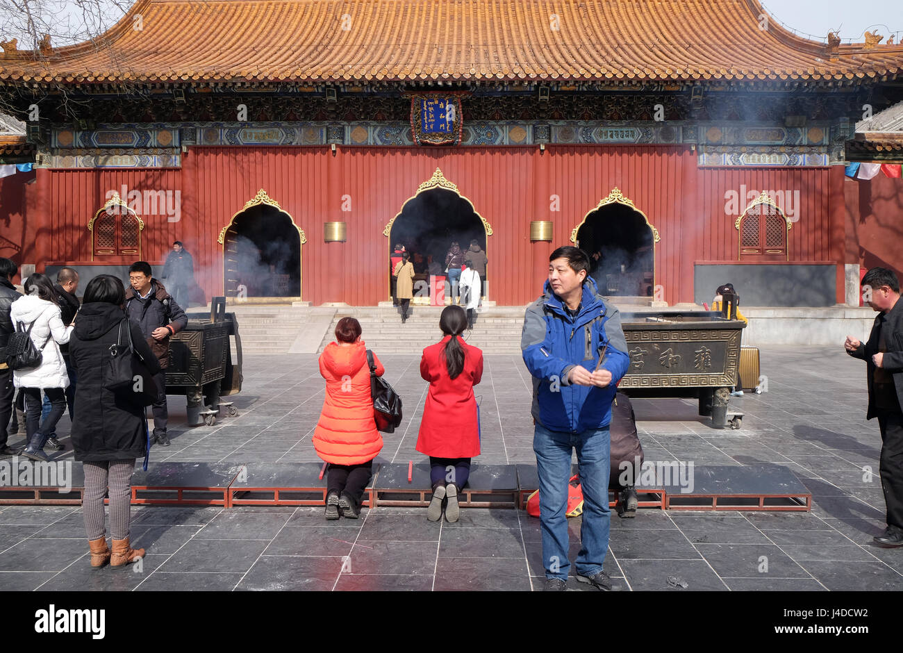 Encens holding fidèles prient à temple Yonghegong Lama à Beijing, Chine, le 25 février 2016. Banque D'Images
