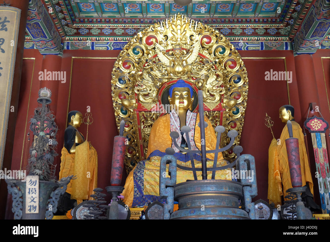 Blue Buddha autel offrandes Yonghe Gong, Lama Temple Bouddhiste. Construite en 1694, Yonghe Gong est le plus grand temple bouddhiste à Beij Banque D'Images