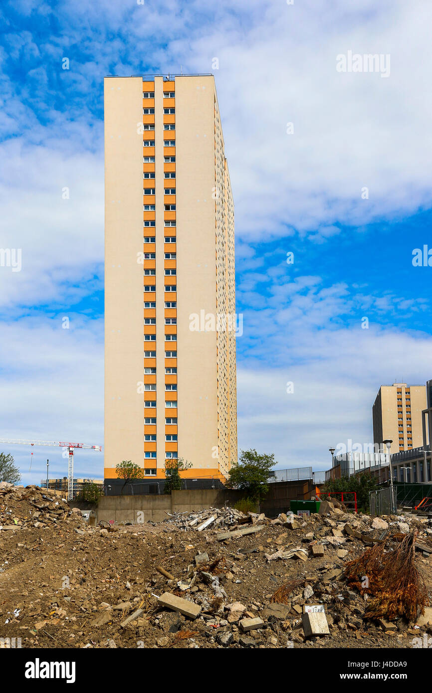 Bloc de hi-rise appartements sur le point d'être démoli et seule dans les décombres d'autres démolitions, Glasgow, Ecosse Banque D'Images