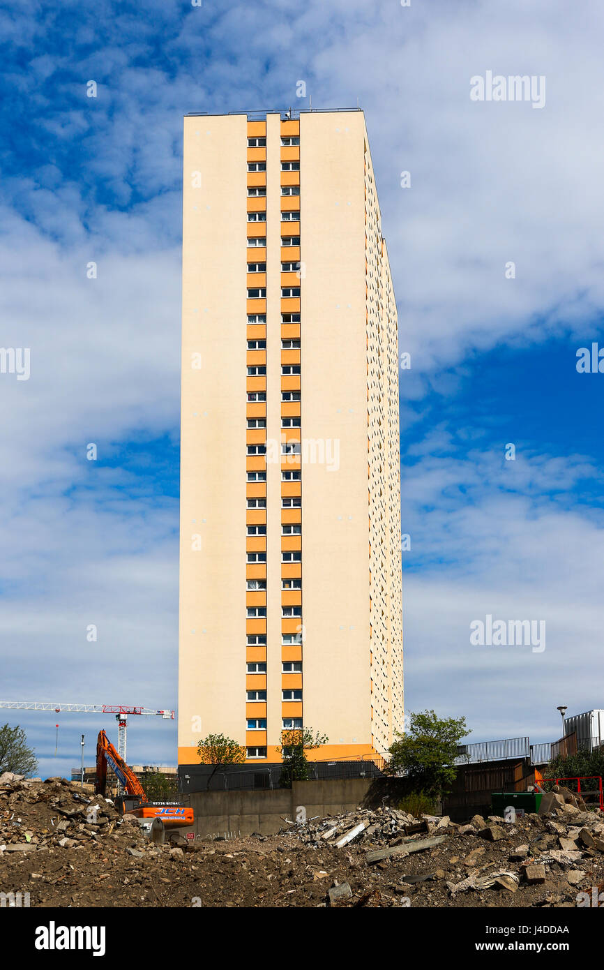 Bloc de hi-rise appartements sur le point d'être démoli et seule dans les décombres d'autres démolitions, Glasgow, Ecosse Banque D'Images