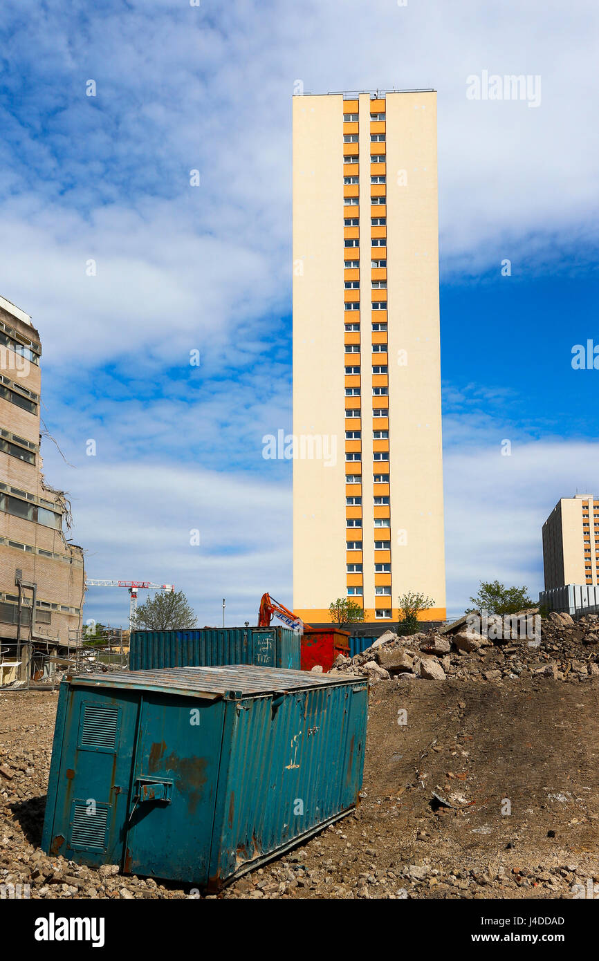 Bloc de hi-rise appartements sur le point d'être démoli et seule dans les décombres d'autres démolitions, Glasgow, Ecosse Banque D'Images