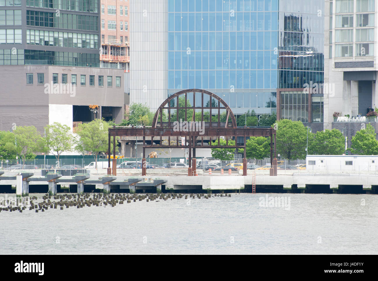 Pier 54 sur la rivière Hudson à la 14e rue était autrefois propriété de la Cunard White Star Line. En 1915, le Lusitania à gauche de Pier 54 sur son dernier voyage. Banque D'Images