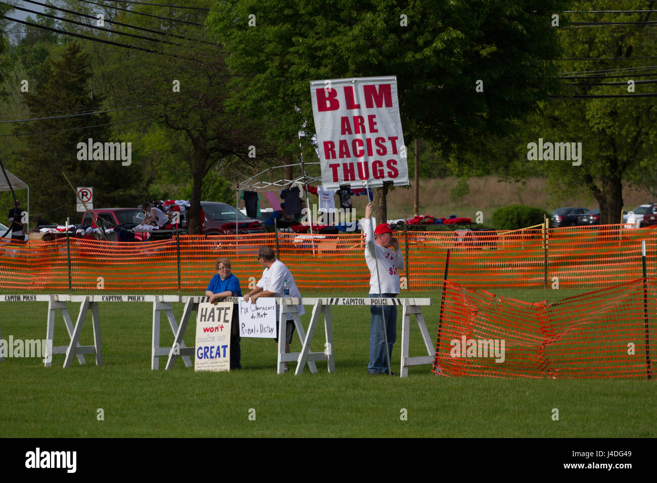 Les manifestants et les partisans du Président Donald Trump rassembler en dehors d'une manifestation tenue à Harrisburg, PA pour commémorer son 100e jour de son mandat, samedi, Ap Banque D'Images