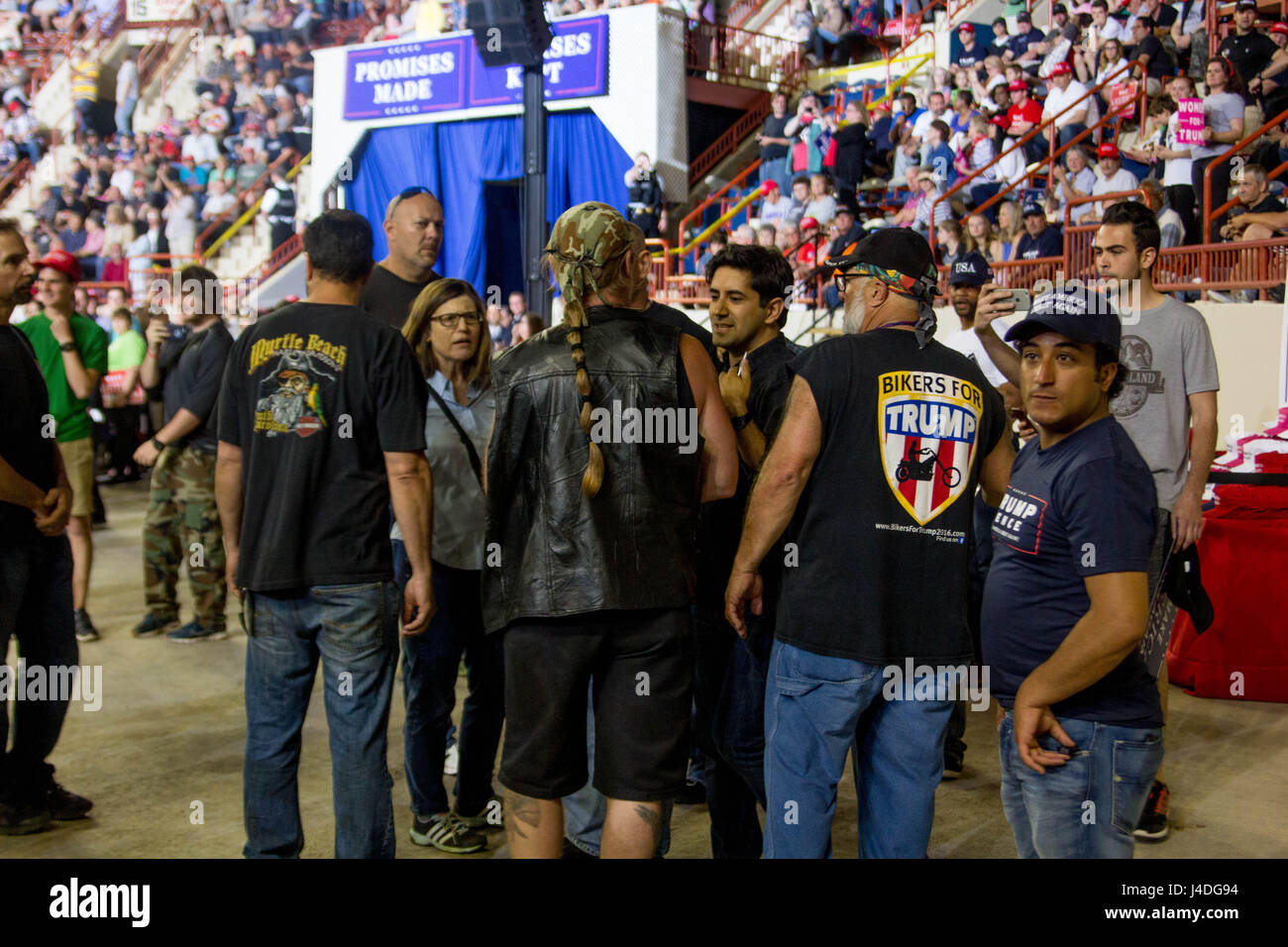 Neil Makhija est entouré par les membres du groupe de motards Trump lors d'une manifestation tenue à Harrisburg, PA pour commémorer son 100e jour en off Banque D'Images