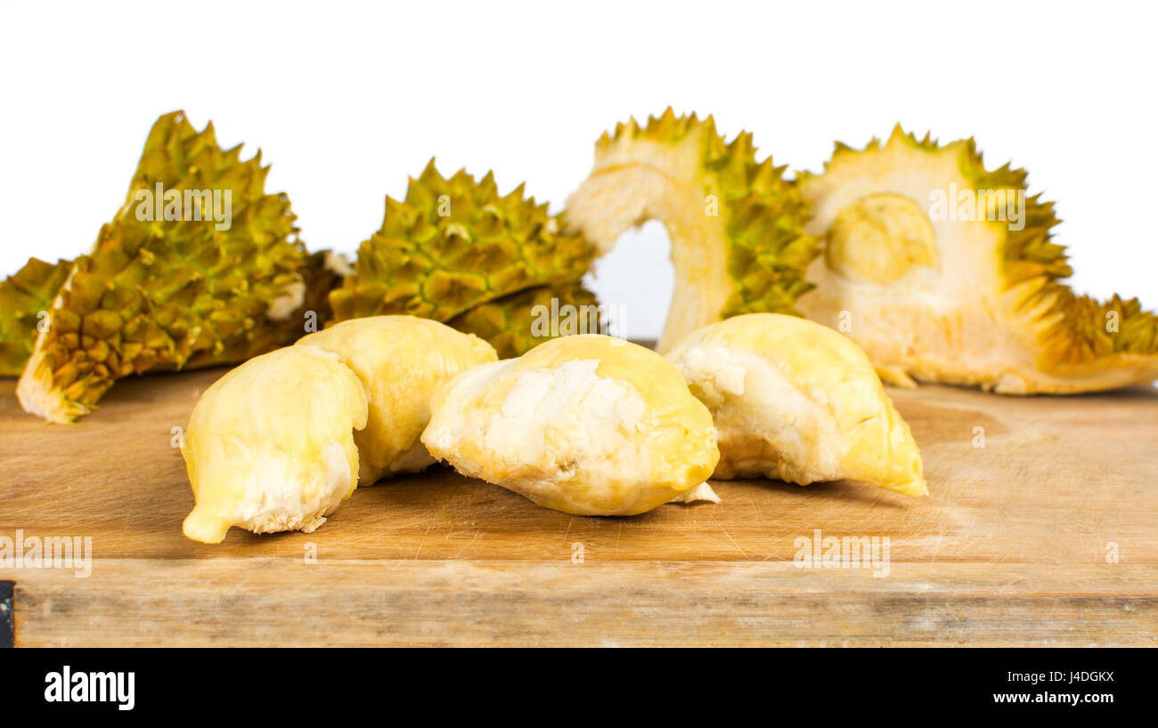 Durian fruit pelées avec peel sur une planche en bois Banque D'Images