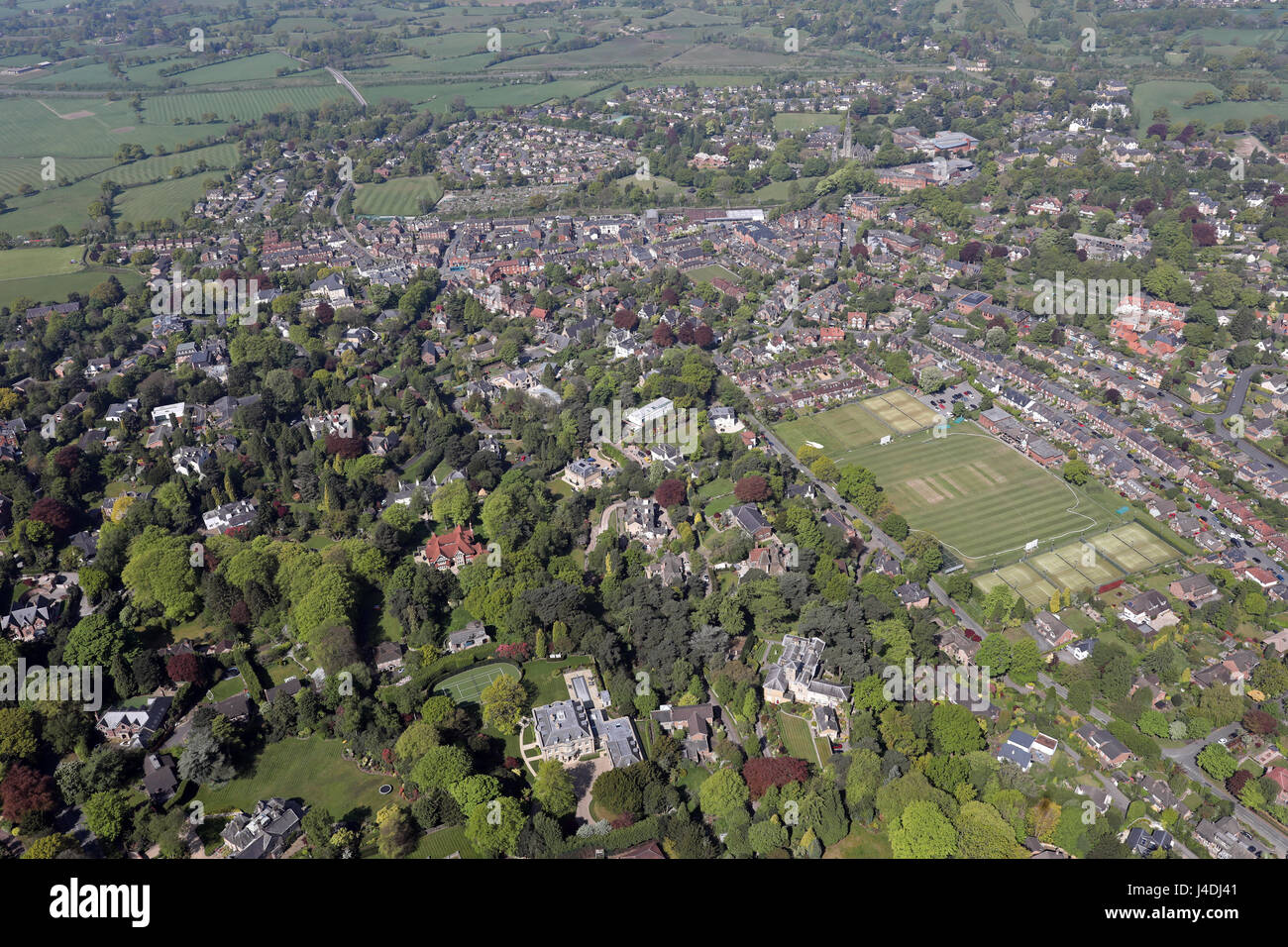 Vue aérienne de Wilmslow Road à Mottram en direction du centre-ville, Cheshire, Royaume-Uni Banque D'Images