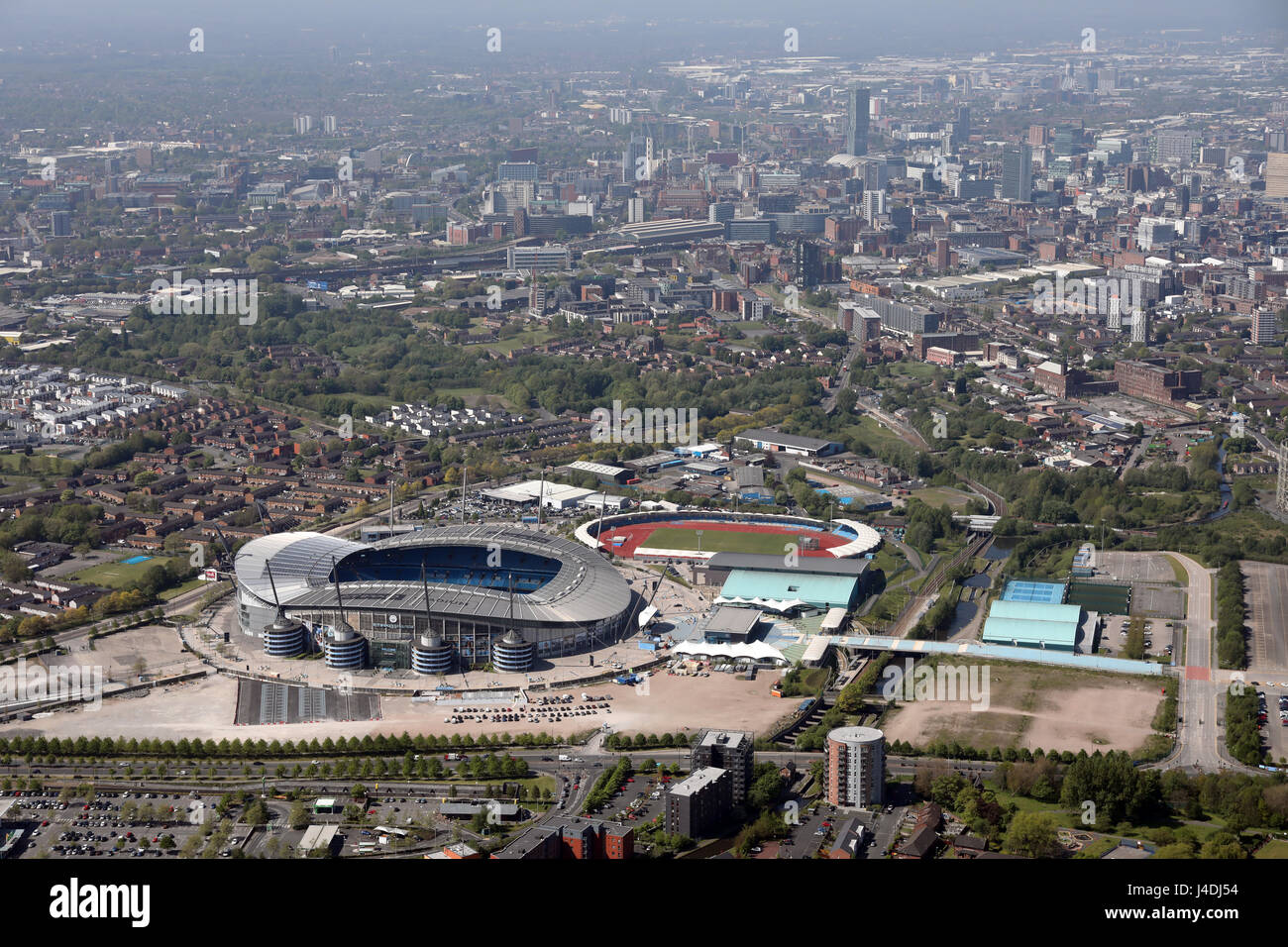 Vue aérienne de Manchester City FC stade Etihad avec centre-ville en arrière-plan Banque D'Images