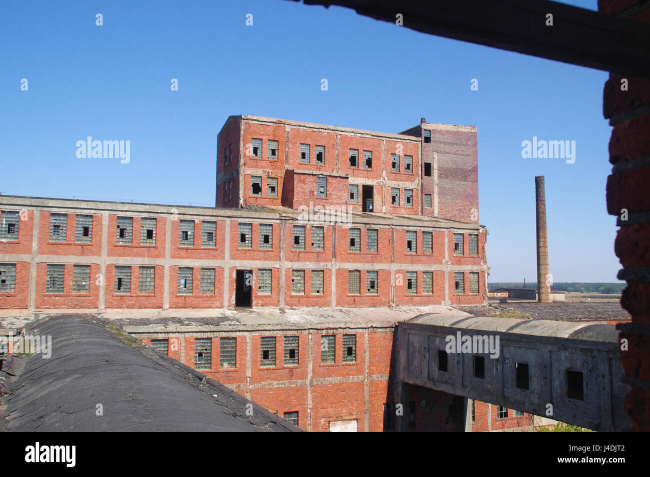 Envahi par les ruines de la vieille usine le ciel bleu en arrière-plan Banque D'Images