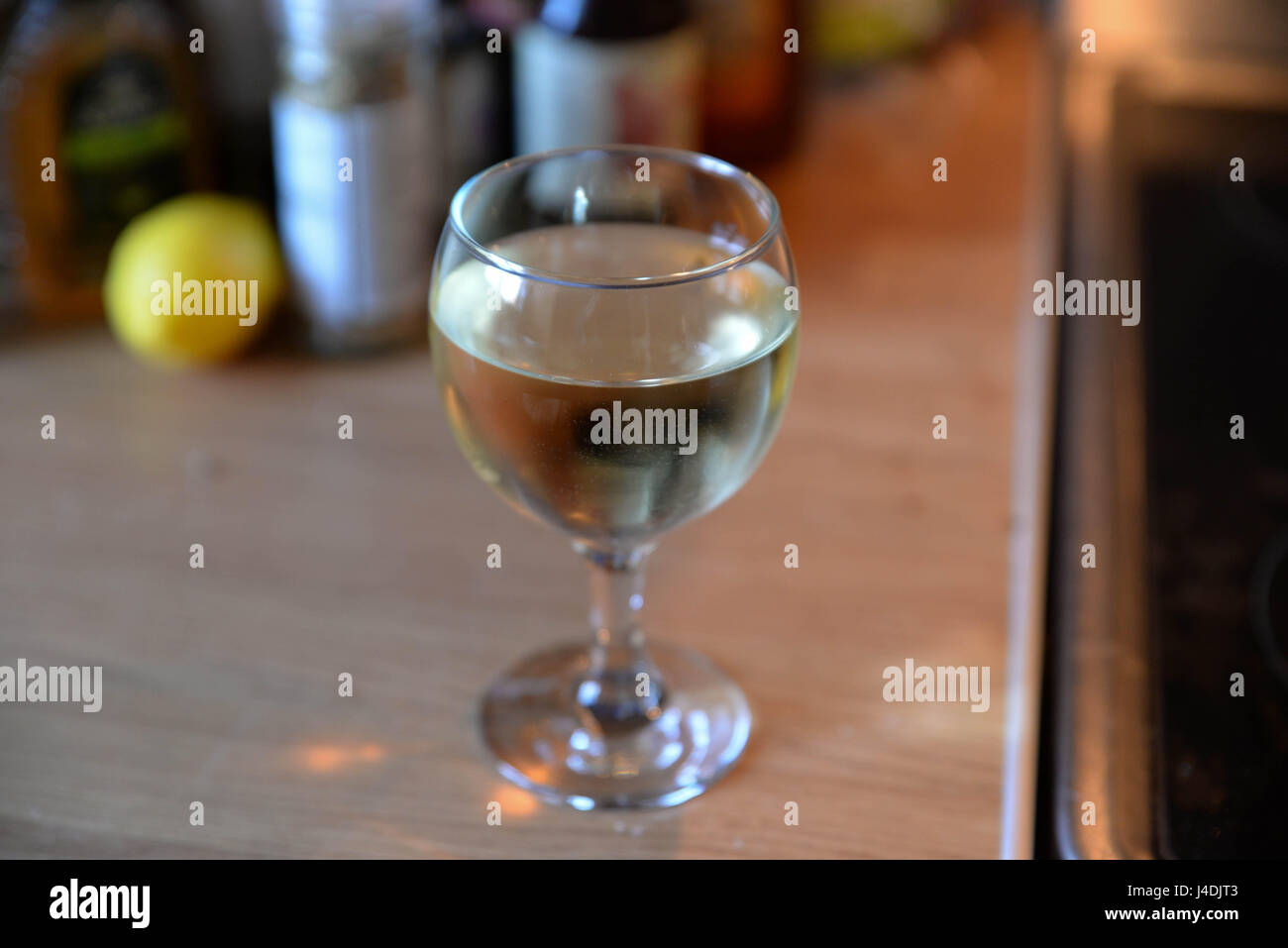 Vin pour compléter un repas le soir Banque D'Images