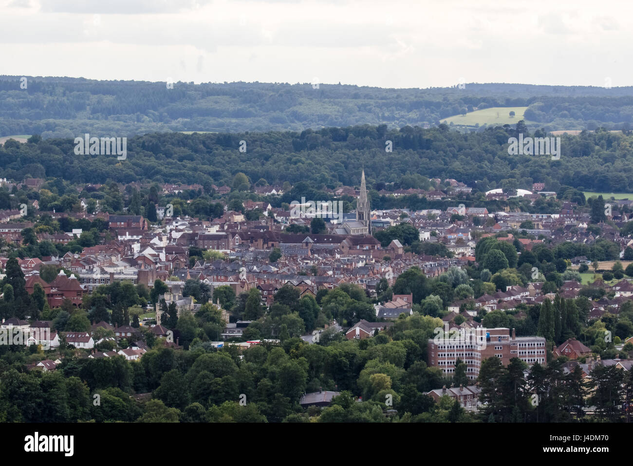 Vue sur la ville de marché de Dorking, Surrey, Angleterre, à partir du haut de Fort Hill, North Downs. Collines du Surrey, Angleterre Banque D'Images