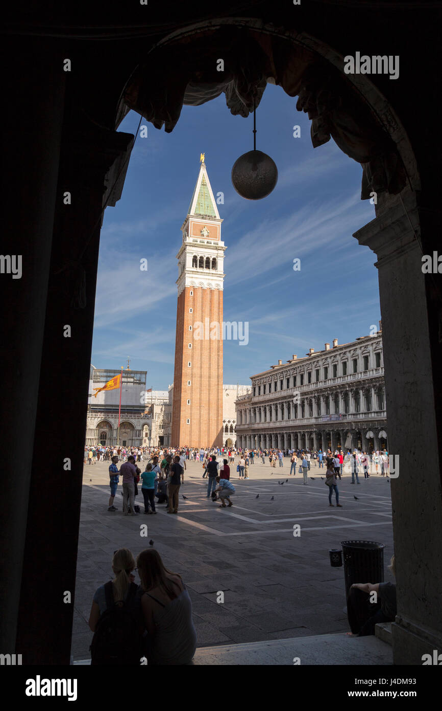 L'Italie, Venise, vue à travers le passage voûté autour de la Place St Marc. Banque D'Images