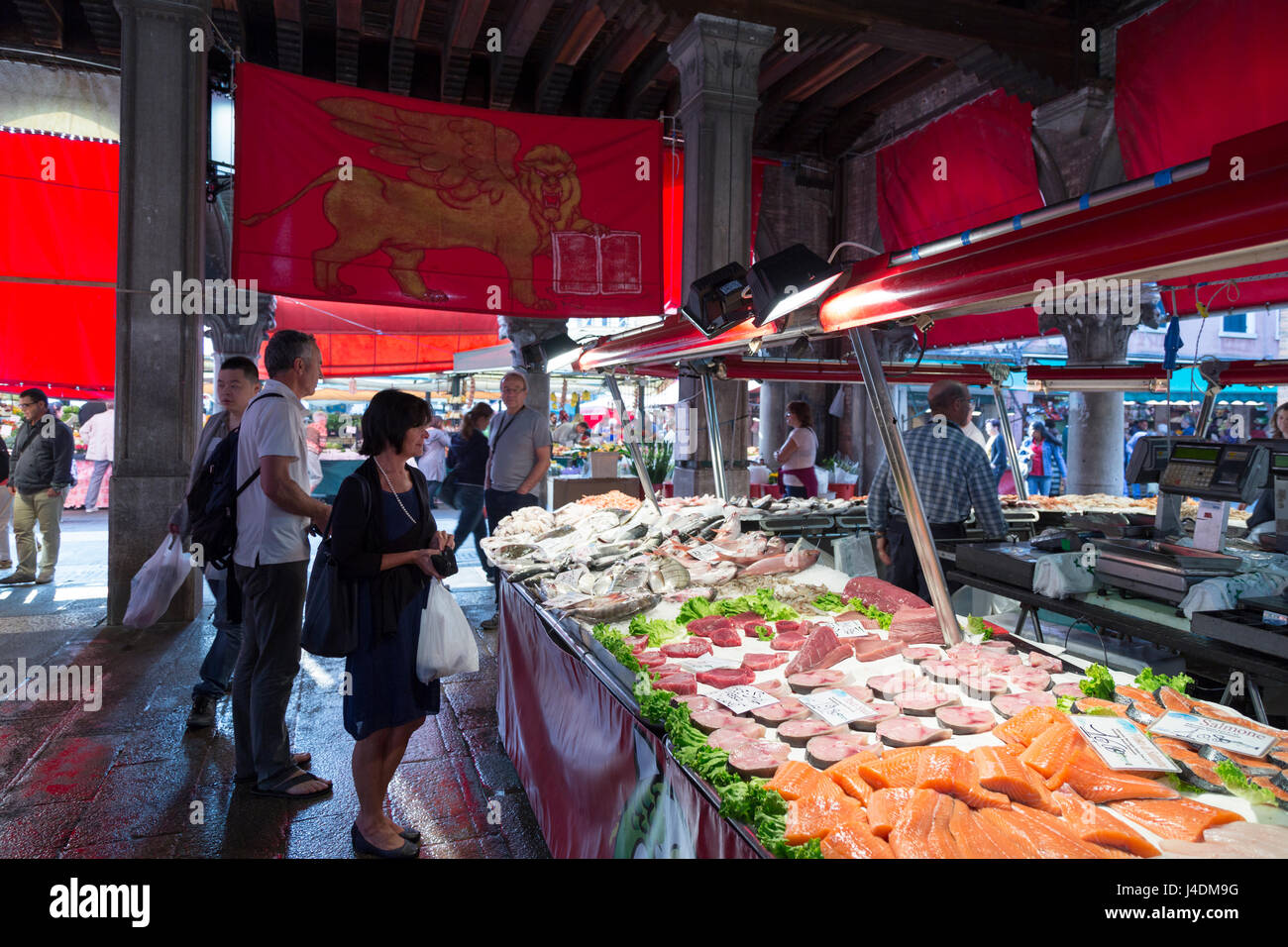 L'Italie, Venise, du poisson frais stand au marché du Rialto. Banque D'Images
