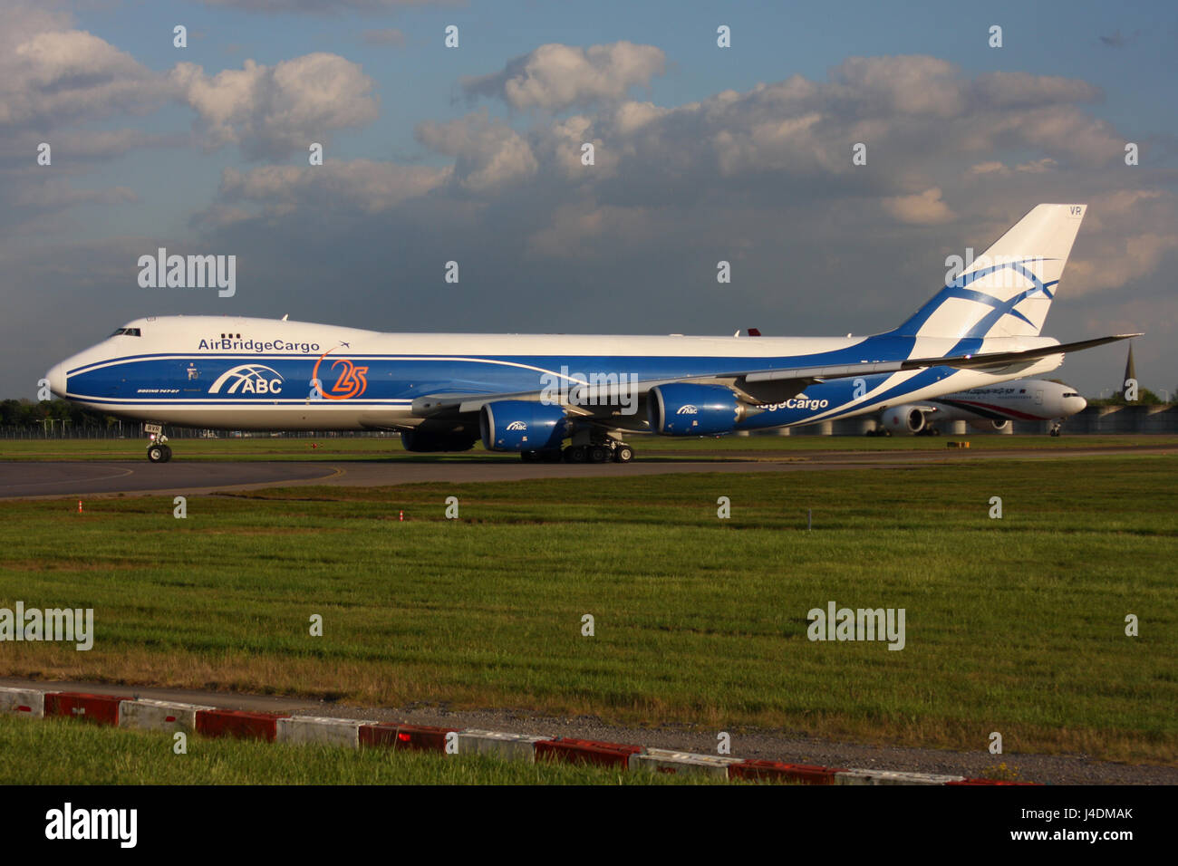 747 800 AIR CARGO BRIDGE Photo Stock - Alamy